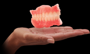 kelebihan dan kekurangan dari gigi palsu lepas pasang