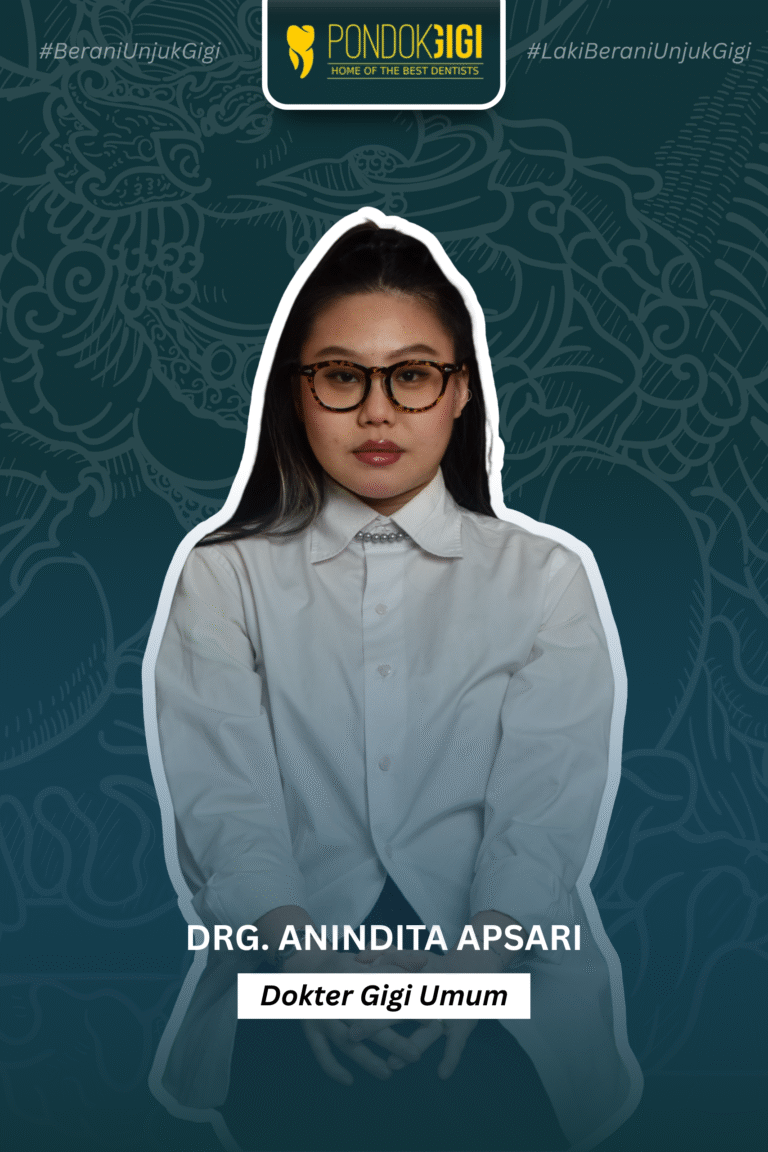 Dokter gigi Pondok Gigi sedang memeriksa pasien dengan ramah di ruang praktik modern dan nyaman.