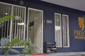 Bagian depan Klinik Pondok Gigi di Jakarta yang modern dan bersih untuk layanan cabut gigi bungsu