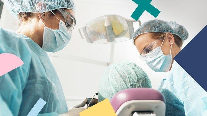 Tim dokter gigi sedang melakukan prosedur operasi gigi bungsu atau odontektomi di Klinik Pondok Gigi Jakarta.