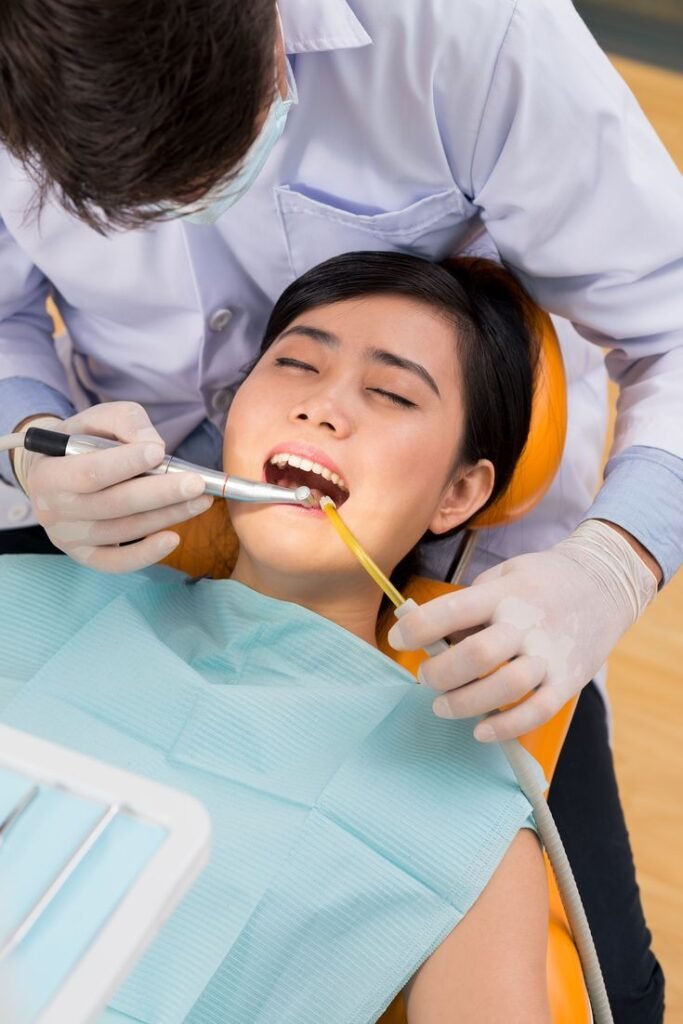 Pasien yang tampak khawatir saat berkonsultasi dengan dokter gigi di ruangan klinik pondok gigi modern