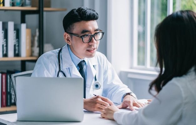 pasien wanita sedang konsultasi dengan dokter gigi