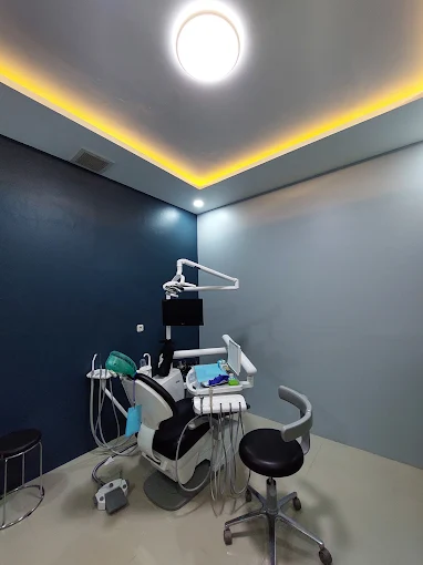 Dokter gigi umum dan spesialis sedang memeriksa pasien di klinik modern Jakarta dengan peralatan medis lengkap.