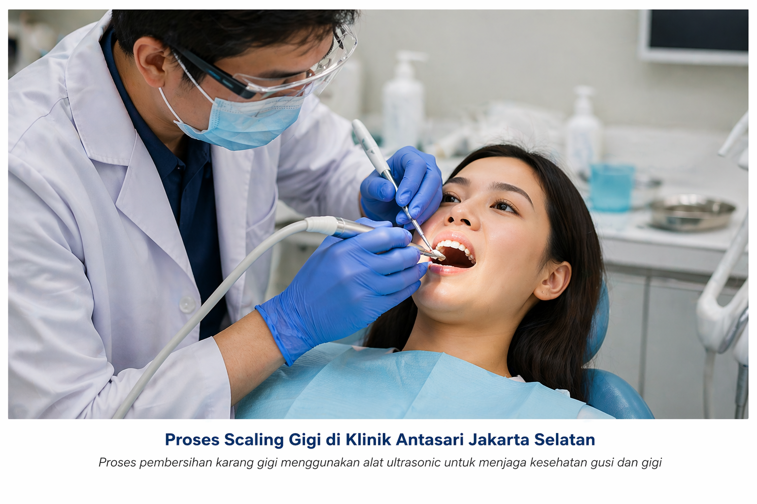 Dokter gigi melakukan scaling gigi di Klinik Gigi Antasari Jakarta Selatan